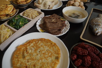 맛있는 음식이 차려진 제사상