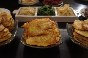 맛있는 생선전과 푸짐한 음식