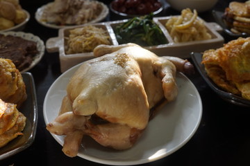 잘 구워진 통닭과 푸짐한 음식