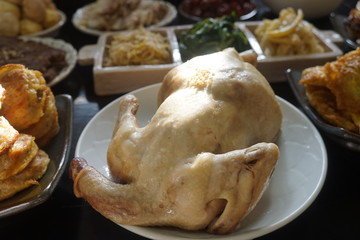 먹음직한 통닭과 음식