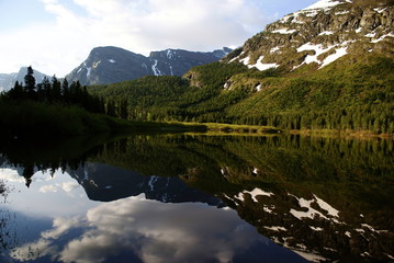 Obraz na płótnie Canvas mountains reflections