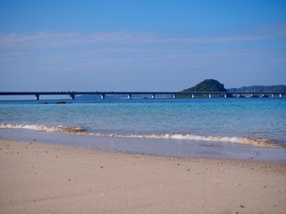 コバルトブルーの海と砂浜と角島大橋