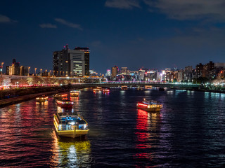 隅田川沿いの夜桜と屋形船