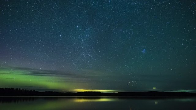 4K Timelapse of the night sky with stars and Aurora Boreal Northern lights 