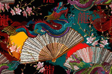 Fototapety  Azjatyckie kolorowe smoki, wschodzące słońce, japoński wachlarz i kwiaty sakury. Sztuka Wschodu. Etniczny wzór. Moda w stylu japońskim i chińskim. Szablon na ubrania, tekstylia. Smok hieroglif