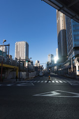 Obraz premium 反射する光に照らされるアスファルトの道