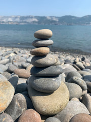 Fototapeta na wymiar Balance of stones on the beach