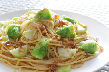 緑の野菜の蕾なやグリーンアスパラガスの春パスタ