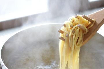 茹で上がったパスタのクローズアップ