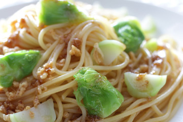 緑の野菜の蕾なやグリーンアスパラガスの春パスタ