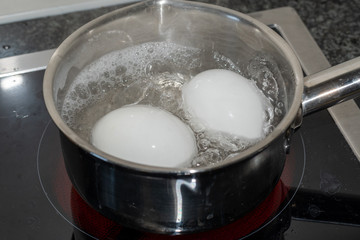 Eier im Wasser hartkochen