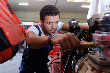 a mechanic fixing a vehicule