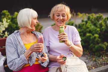 Fototapeta premium Happy ladies having a healthy snack together