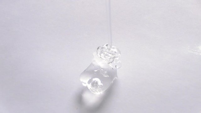 がん治療の分野で注目されているポリビニルアルコールが主成分の透明な液体のり。垂れて広がる。
