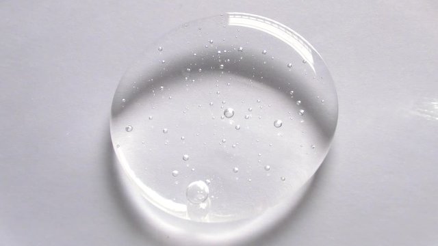 がん治療の分野で注目されているポリビニルアルコールが主成分の透明な液体のり。2倍速で広がる。