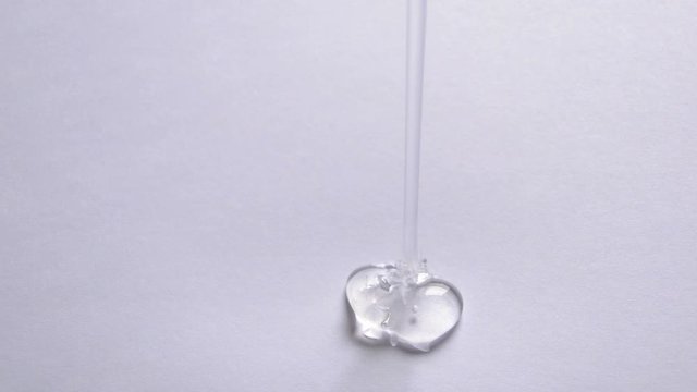 がん治療の分野で注目されているポリビニルアルコールが主成分の透明な液体のり。垂れて広がる。