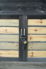 境内のある祠の扉