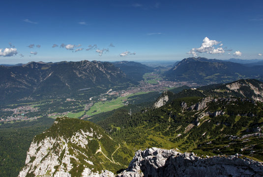 Blick ins Tal Richtung Garmisch Partenkirchen von der Alpspitze und dem Ostfelderkopf