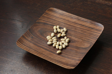 木の器と節分の豆