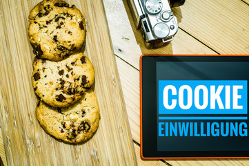 Cookies mit einem Tablet zur Verdeutlichung von Cookie Bannern für Websites mit auf deutsch Cookie Einwilligung in englisch Cookie consent