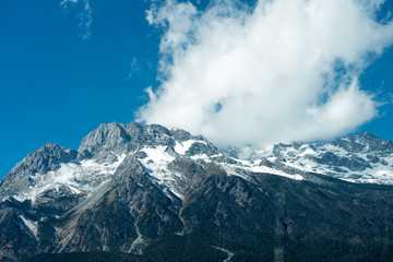 Fototapeta na wymiar High mountains under snow
