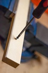 Holzschraube Schraube in ein Brett drehen mit Schraubenzieher Schraubendreher