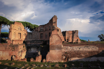 Architettura storica da ammirare passeggiando lungo i Fori Romani, Italia. - obrazy, fototapety, plakaty