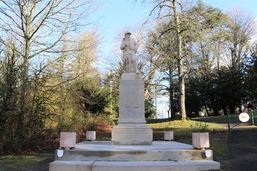 Obraz premium Monument aux morts du village d'Ambronay - Département de l'Ain - Région Rhône Alpes - France