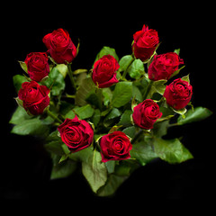 czerwone róże w bukiecie w kształcie serca na czarnym tle