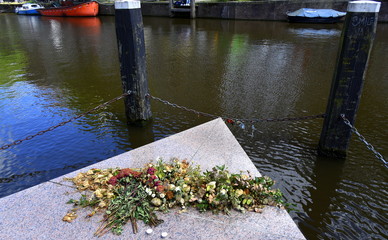 Niedergelegte Blumen auf dem Homomonument von Amsterdam