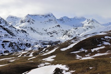 Obraz premium montaña nevada de los pirineos
