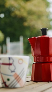 rote Bialetti mit Espressotasse im freien