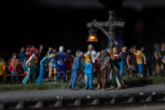 Menschen einer Modell Eisenbahn