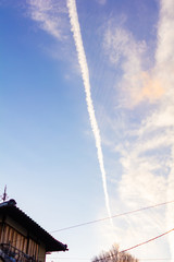 夕方の青空と飛行機雲と電線
