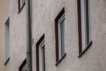 Fenster und Regenrinnes am Mietshaus