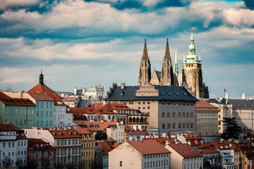 Obraz premium Praga z katedrą św. Wita i dachami budynków Starego Miasta