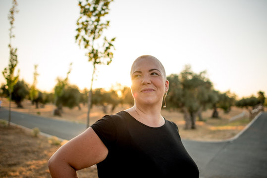 Bella mujer en parque al atardecer.