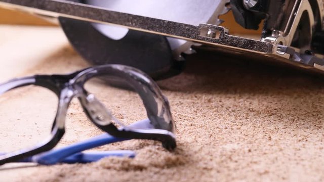 木工現場の保護メガネ　左に移動
