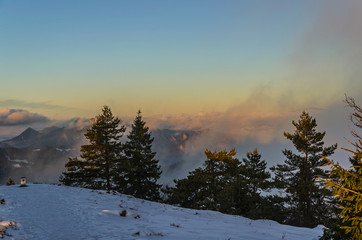 wschód słońca z Wysokiego Wierchu w pieninach zimą