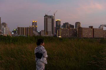花火大会の開始を待つ浴衣姿の女性