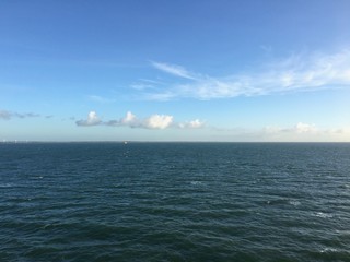 Obraz premium Blick von der Fähre auf den Fehmarnbelt zwischen Puttgarden und Rödby