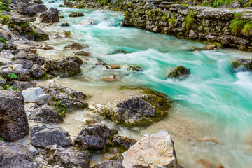 Ein Fluss fließt durch eine Steinlandschaft