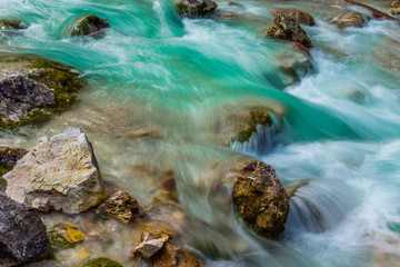 Die Strömung des Flusses über den Felsen