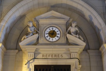Fronton de la porte d'entrée de la salle des Référés du Palais de Justice de Paris, avec une horloge (France)