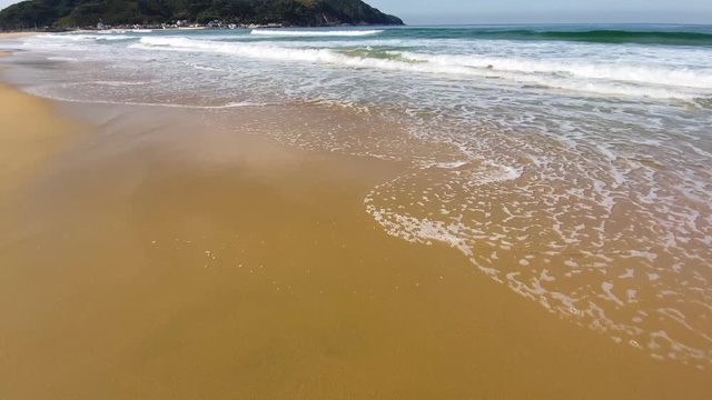 足元に打ち寄せる波 波に洗われた砂浜 136v_00792_ULCI3203_6