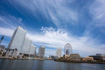 Naklejka premium 空と海とビル群の写真