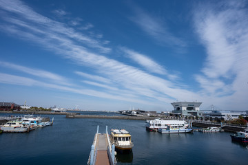 空と海とビル群の写真
