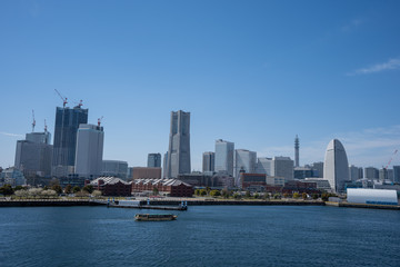空と海とビル群の写真