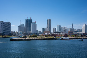 空と海とビル群の写真