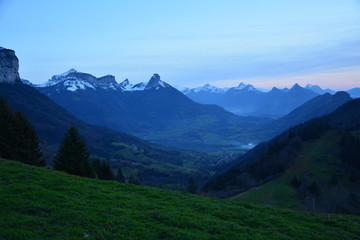 Fototapeta na wymiar Vue Panoramique Montagnes Alpes Parmelan